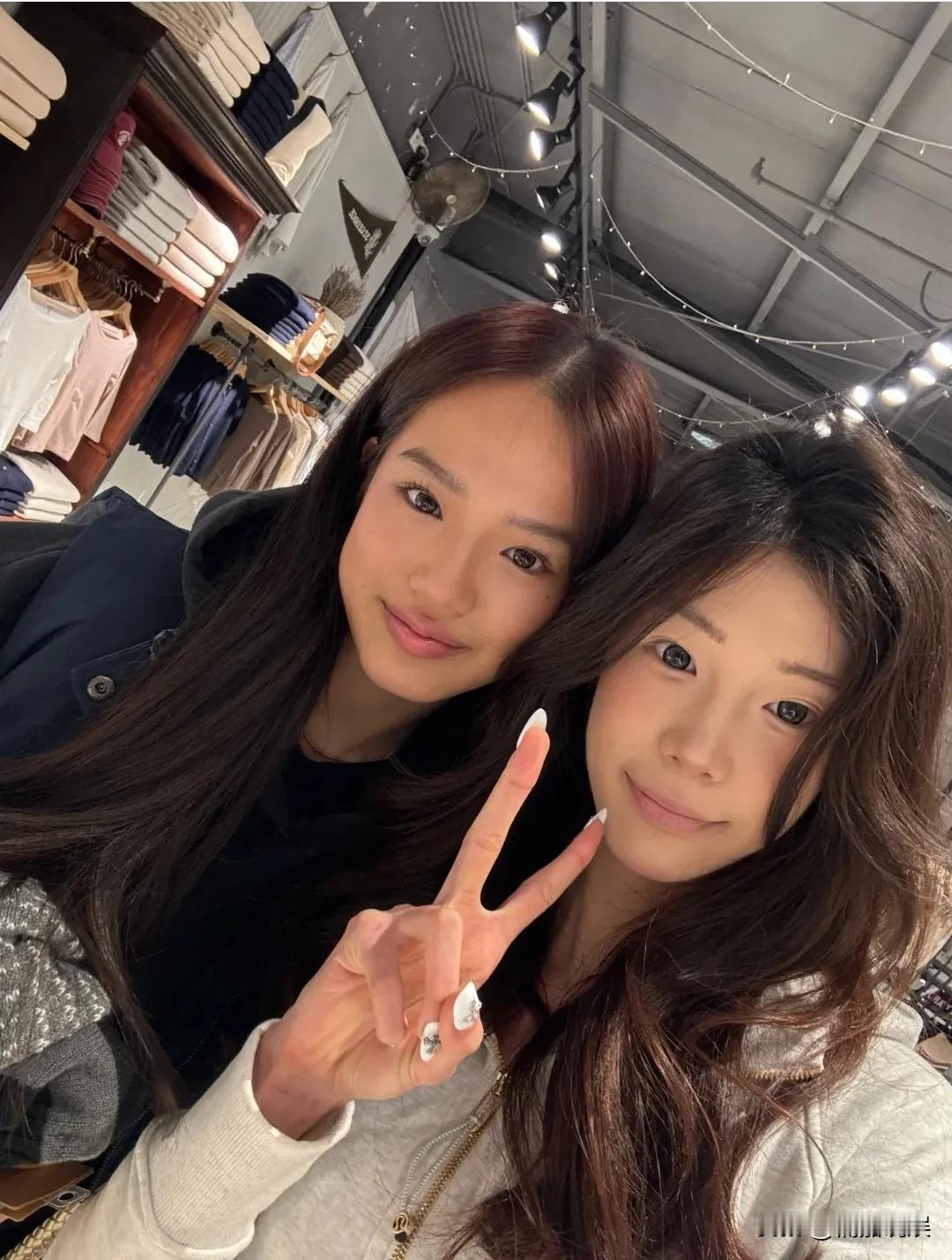 钟丽缇女儿张思捷（jaden）现身北京三里屯购物，才17岁，就已经很有星味了！