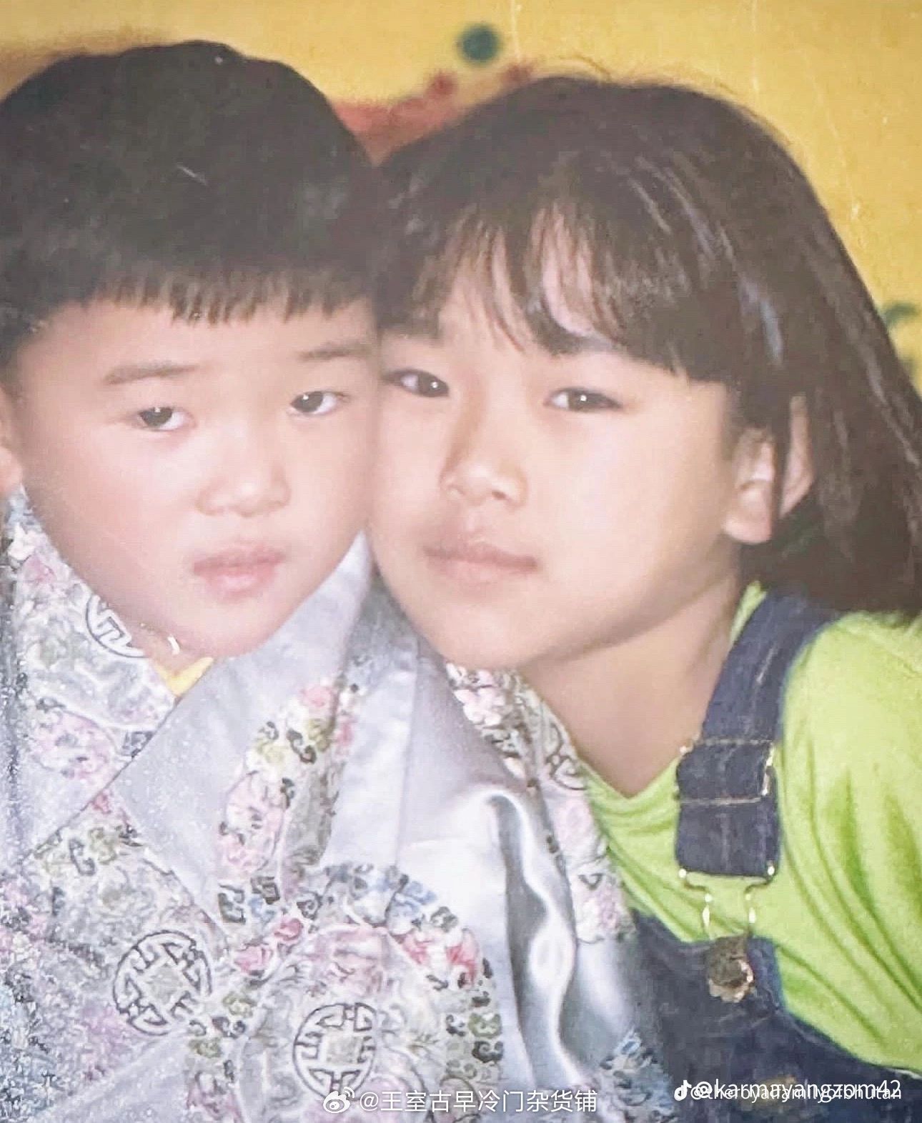 王室王室不丹王室老照片：县城二公主姐弟，他们小时候很像啊，五官感觉就是同样配件