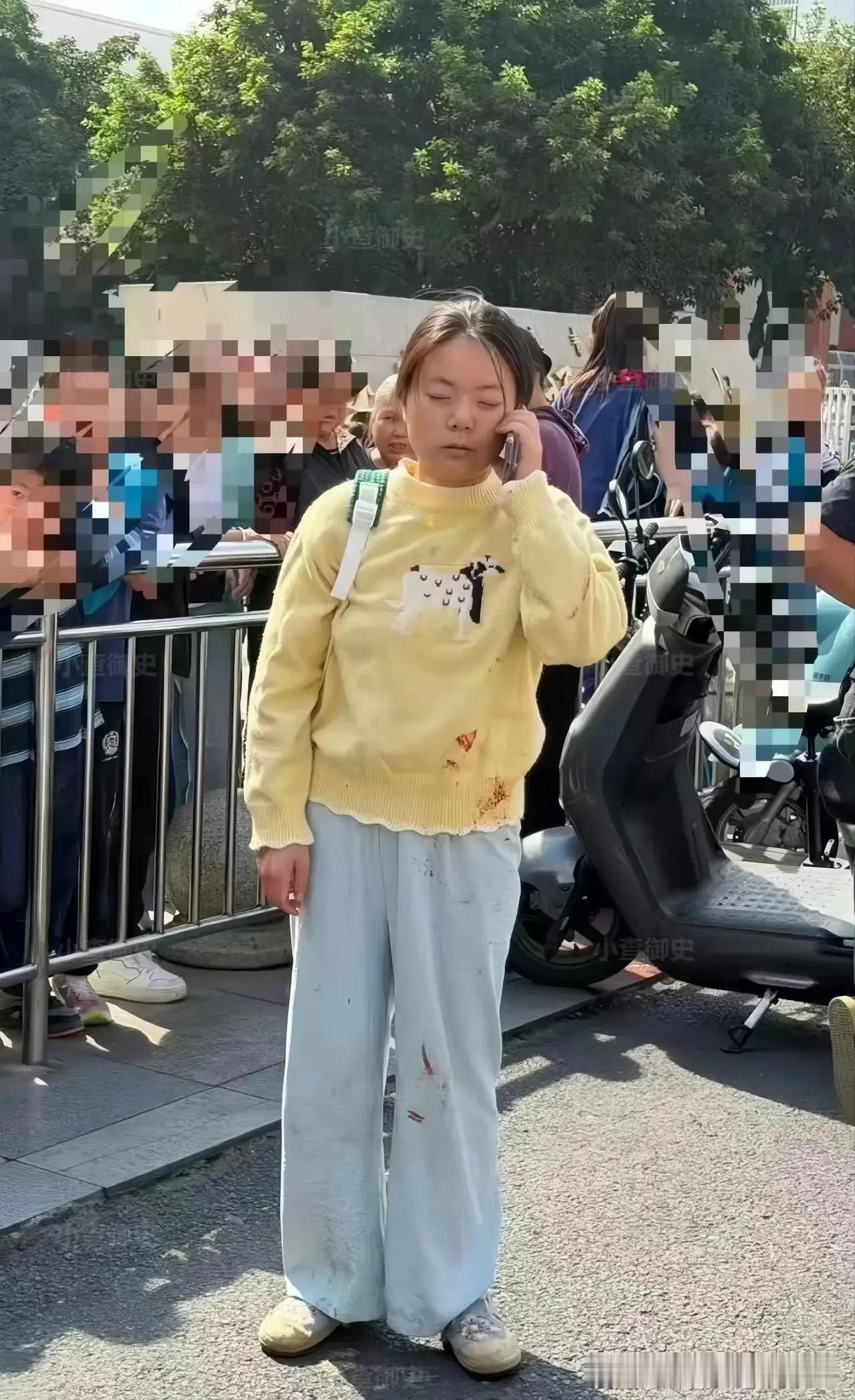 成都青白江，两个女的因为骑车让路，一个抄起U型锁就往另一个头上砸。我默默给自