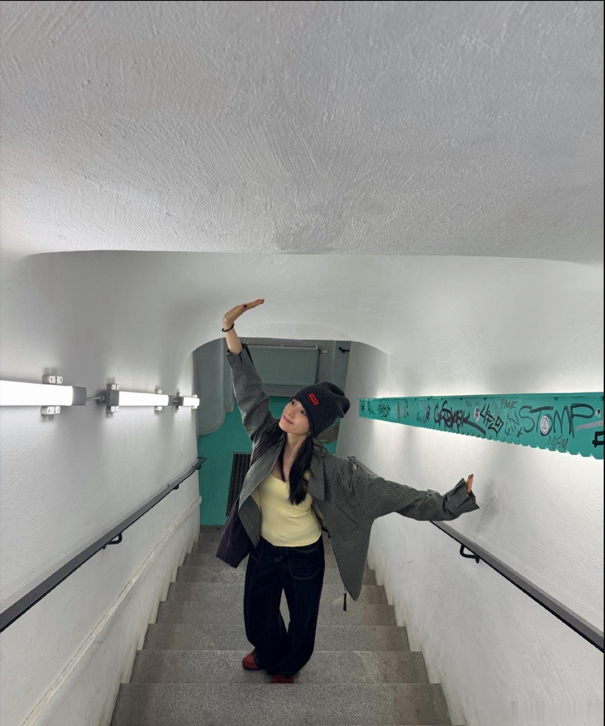 1.张婧仪私下很喜欢到处走走逛逛旅游，她没入圈之前就很喜欢到处旅游。2.魏大勋在