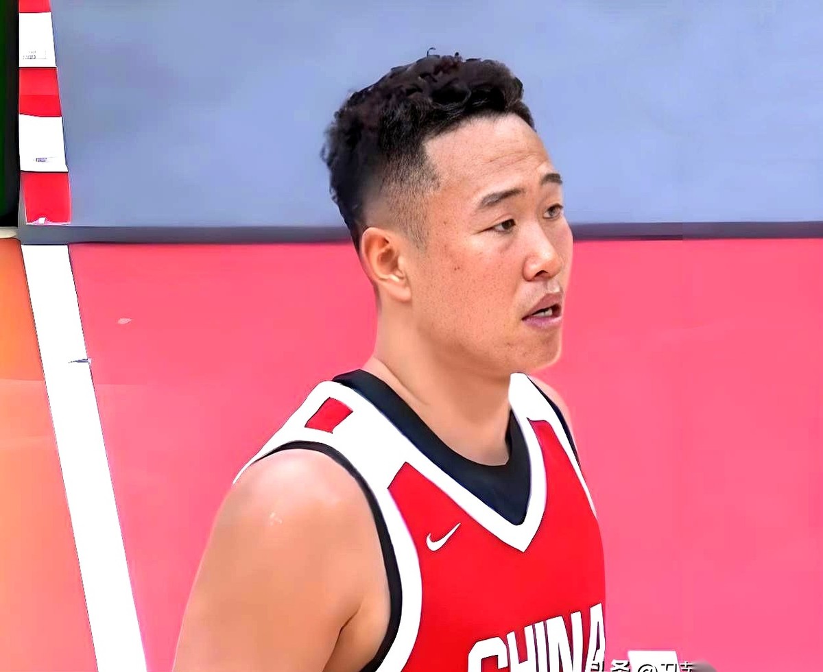 亚运会眼看就要打响，中国男篮的阵容突然动了刀子：贺希宁腰伤复发下线，崔永熙紧急领命顶上。这绝对不是一