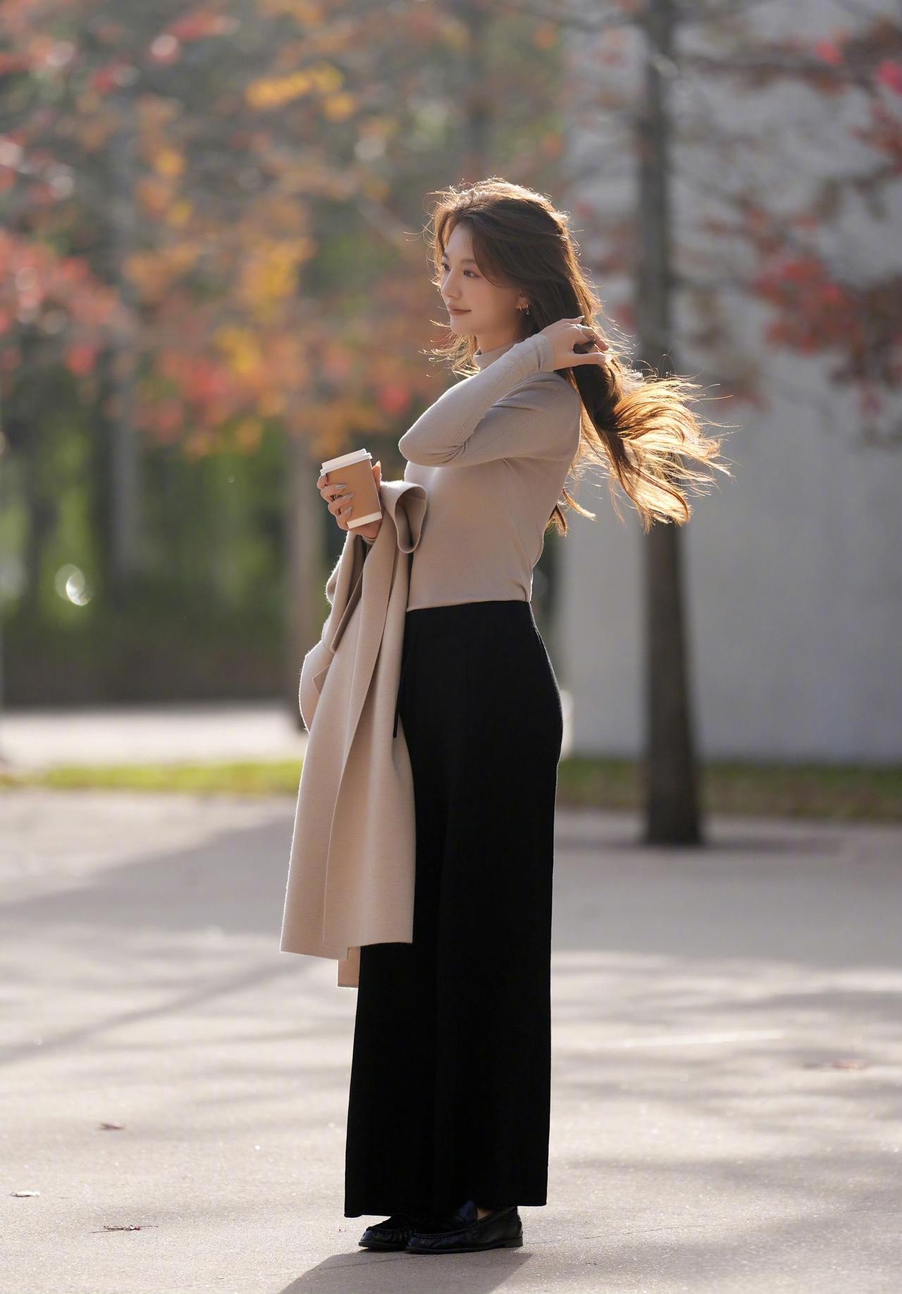 披肩秀发的美女