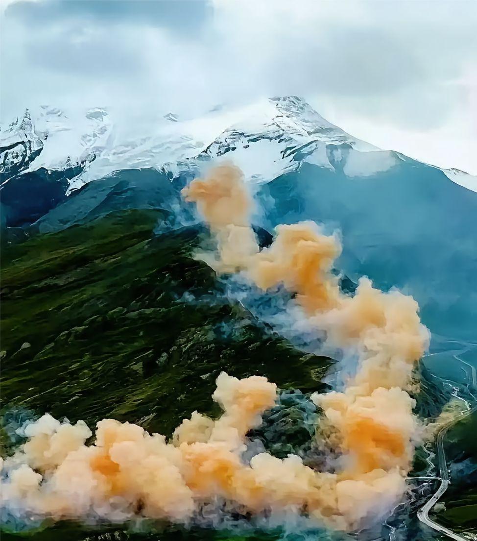 一个美籍华人，竟能联手始祖鸟，在西藏雪山上大搞烟花秀？咱们平时在城市里，烟花