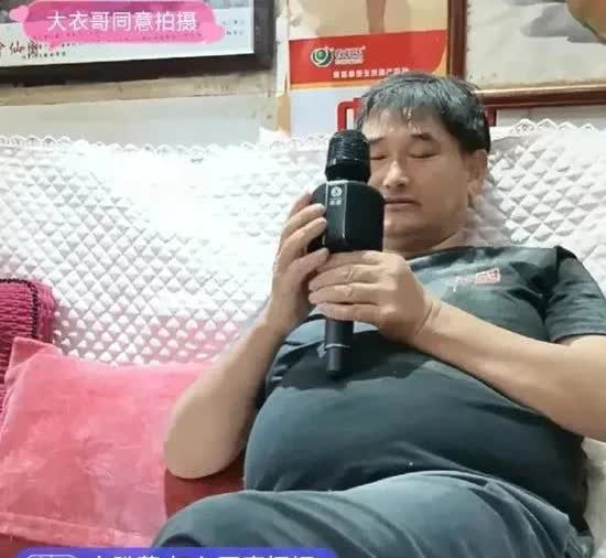 大衣哥朱之文的大肚子，看着就难受。按说大衣哥朱之文也是我们山东的骄傲，在文艺