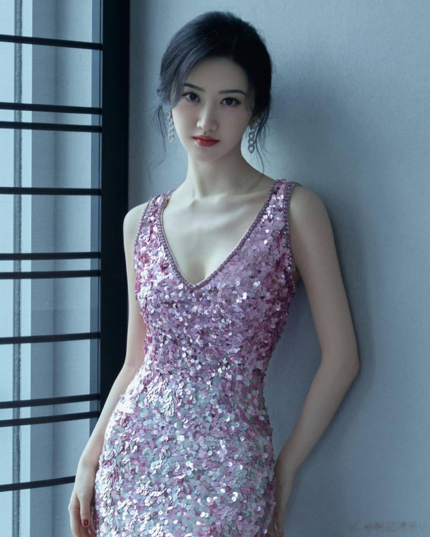 景甜，一袭亮片长裙，娇艳靓丽