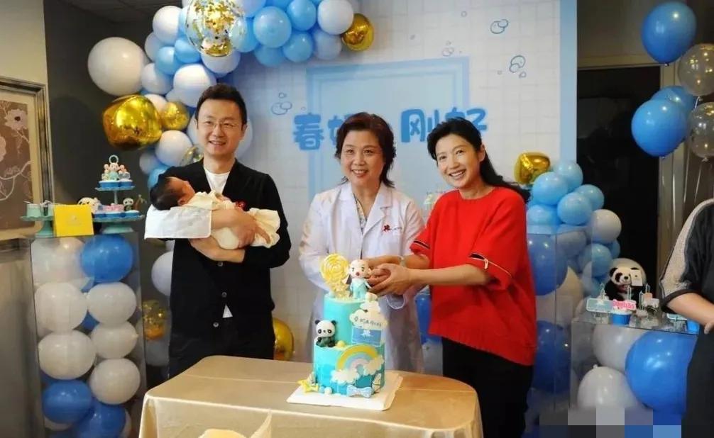 2017年，著名主持人刚强向春妮求婚，春妮说：“结婚可以，但我要丁克，我不会给你