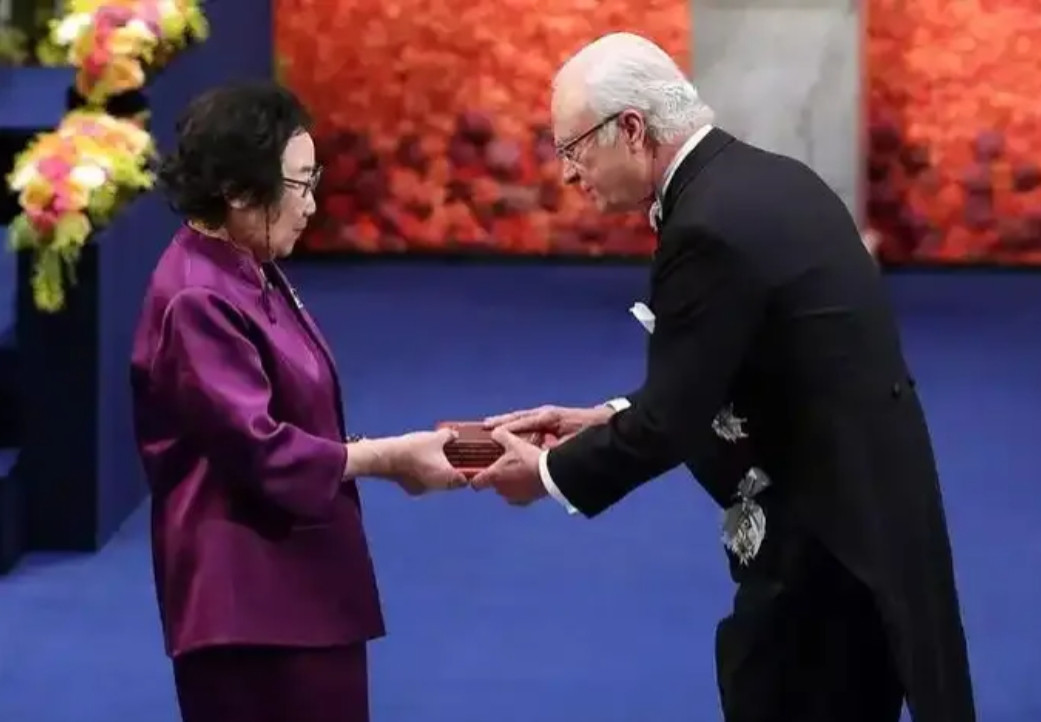 美国科学院做出了正确选择。4月30日，屠呦呦终于成为院士，当选美国科学院外籍院
