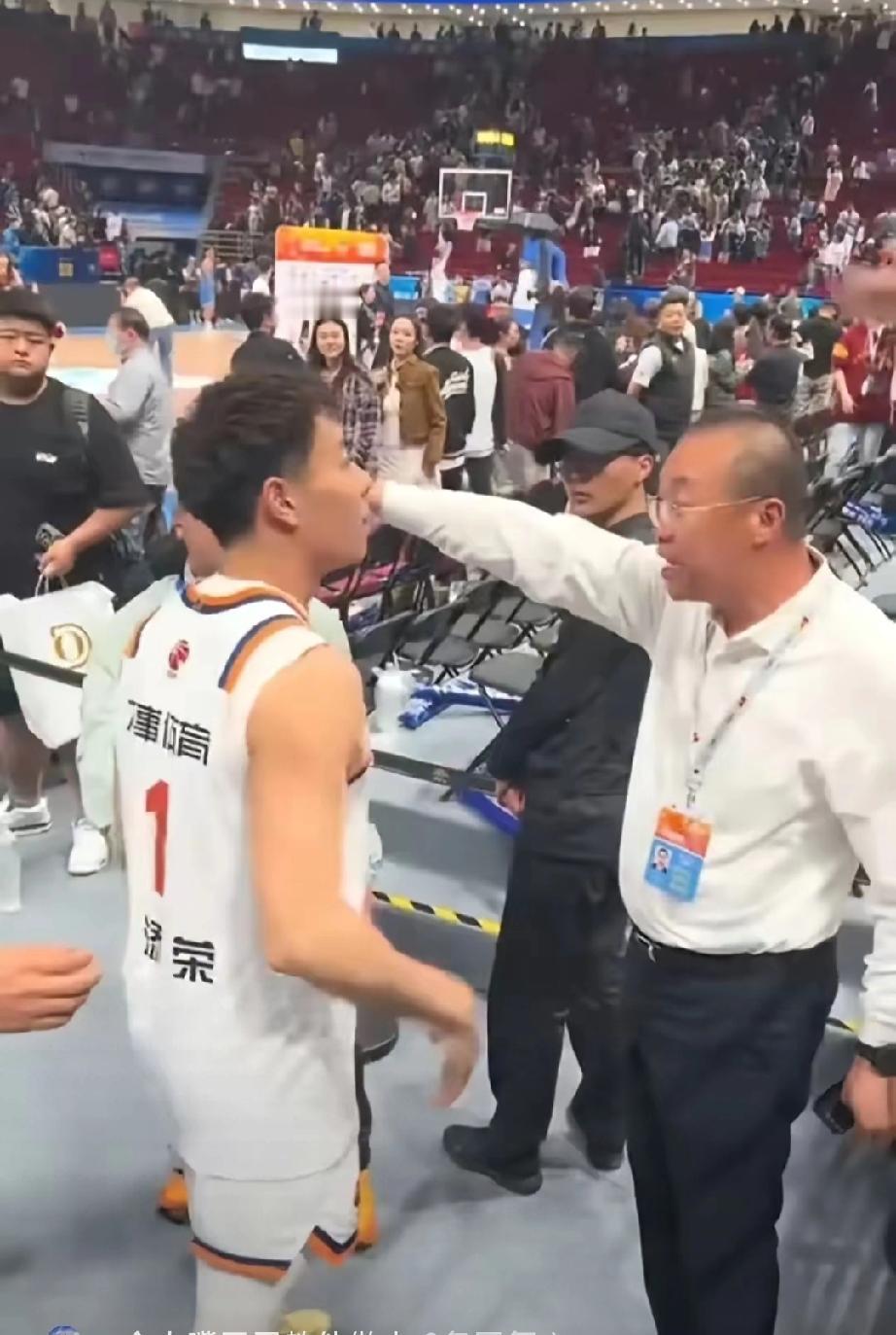 太嚣张！五棵松白衣秃顶男，你算什么东西？上海球员李添荣，客场赢球后。只想跟远