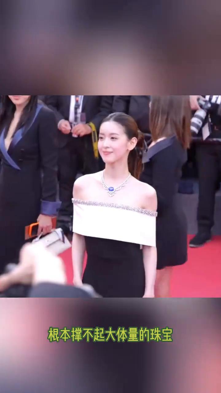 终于明白小家碧玉和大气明媚的区别了。章泽天的气场根本撑不起大体量的珠宝，可能佩戴