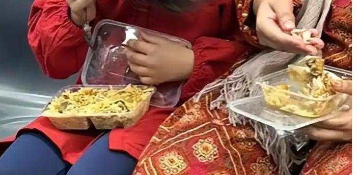 你敢信?深圳地铁车厢里居然有人直接用手抓饭吃!最近这事儿在网上吵翻了,刷到视频时