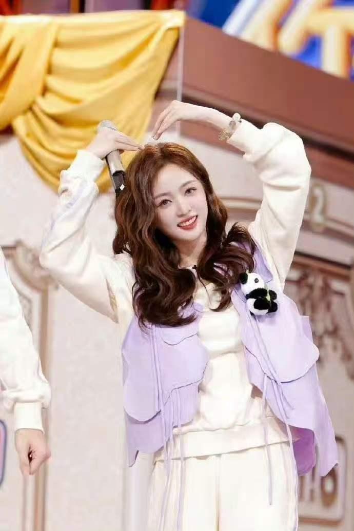 《浪姐7》第三次公演引入“师姐帮唱”环节，八位师姐候选人有蓝盈莹、蔡少芬、陈昊宇