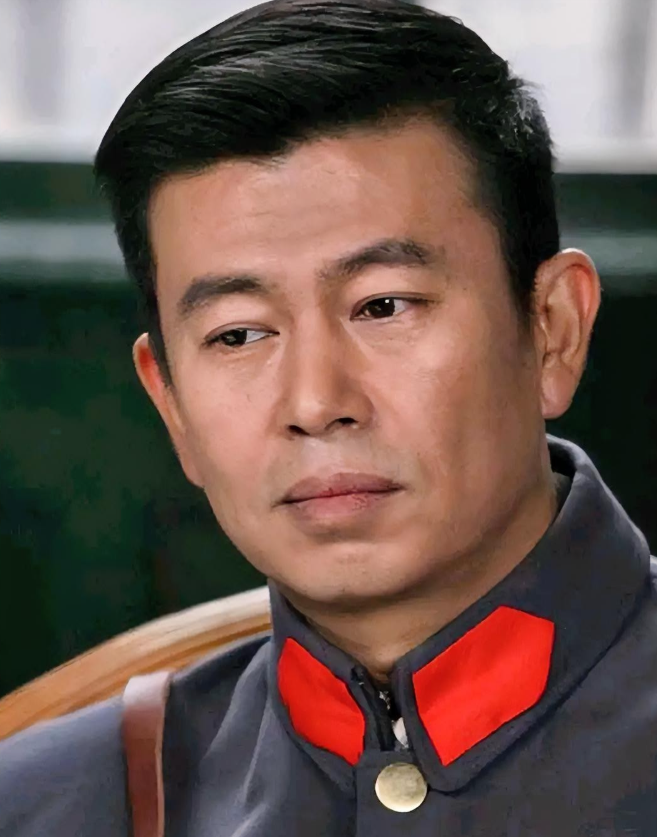 大家还记得这位男演员吗他今年58岁，土生土长上海人，毕业于湖北省艺术学校，虽然