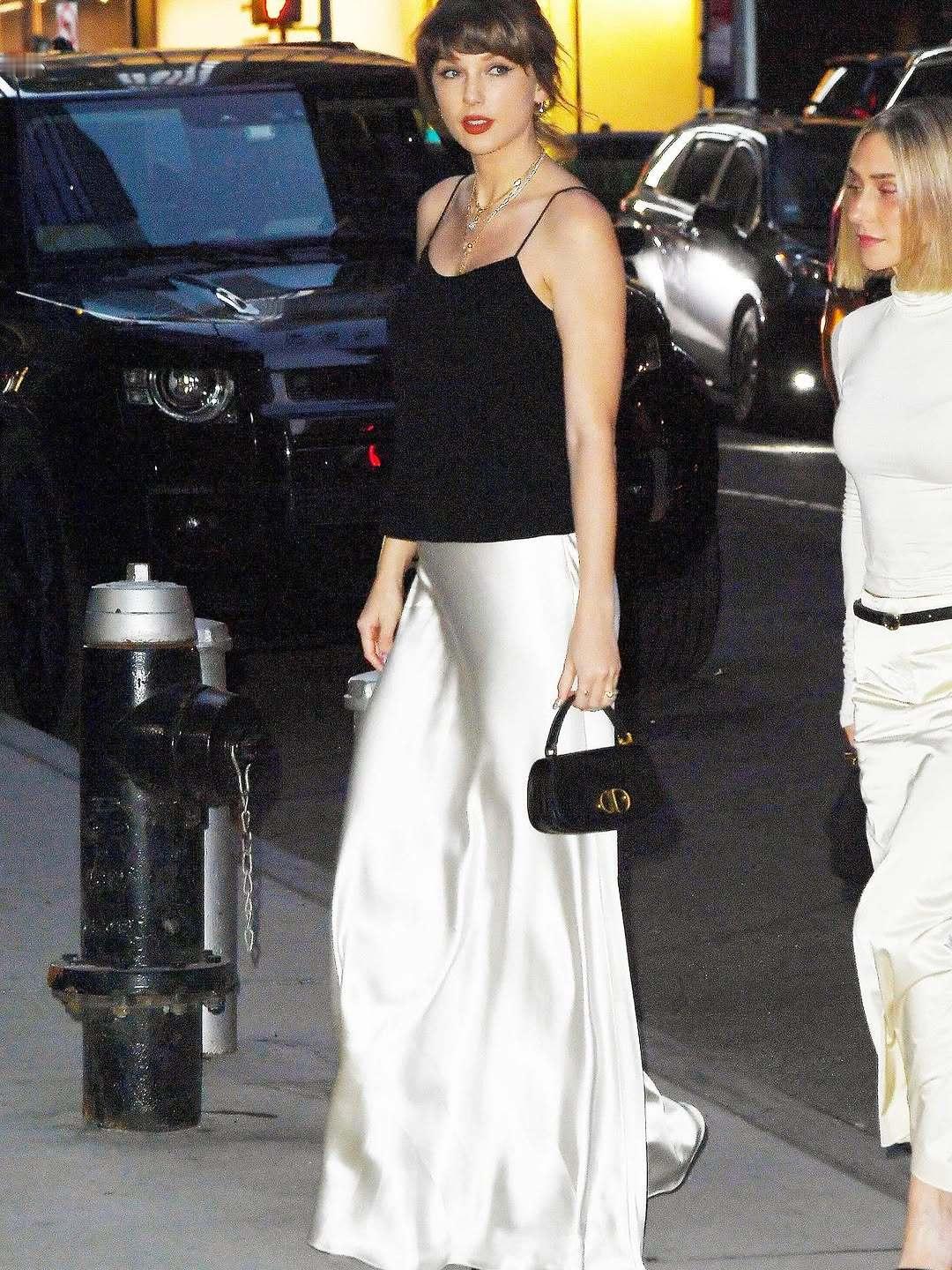 被霉霉TaylorSwift这套最新纽约出街造型美到✨