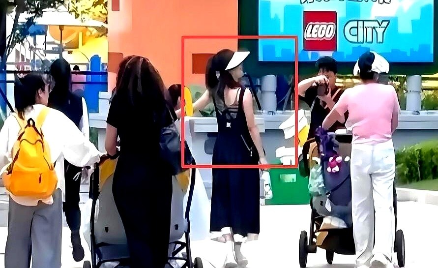 生完三个孩子肚皮长啥样？谢娜在游乐园被拍的照片，戳破了多少幻觉。结婚15周年这天她没摆拍发通稿，穿着