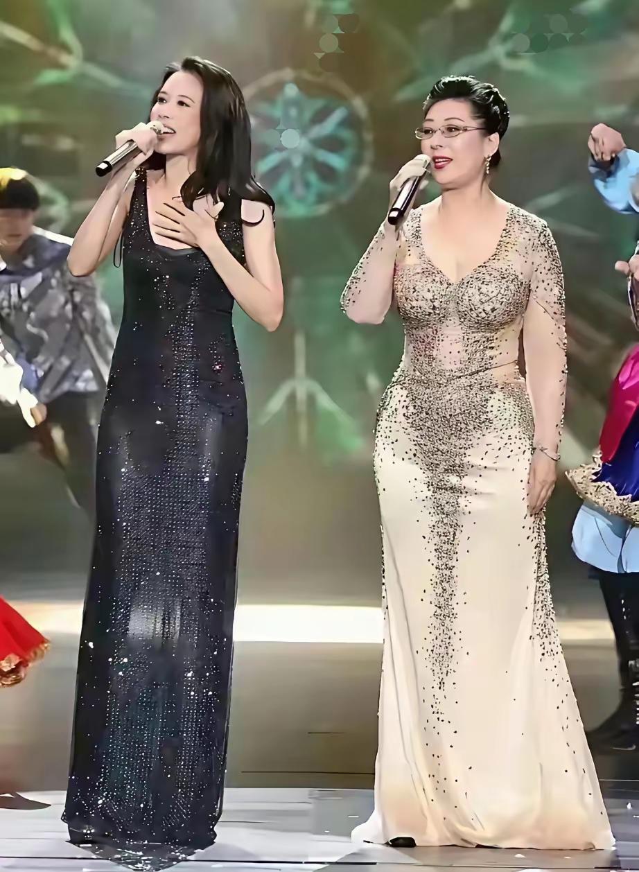 天啊！71岁的关牧村让莫文蔚瞬间失色！说实话，如果不告诉你年龄，你敢相信站在莫