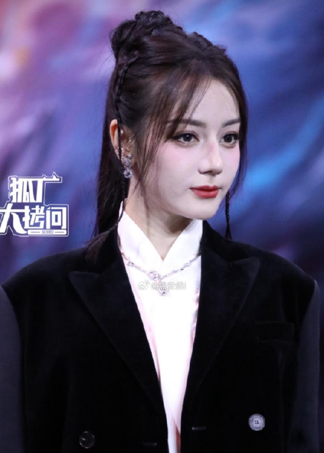 热巴的妆真是太浓了，把旁边的陈飞宇衬的小脸蜡黄。这姐还没意识到，浓妆虽美，可最
