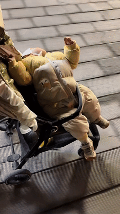 笑不活了！近日河南，宝妈带一岁多的一岁多的宝宝出门逛街，看到宝宝斜躺在婴儿车里，