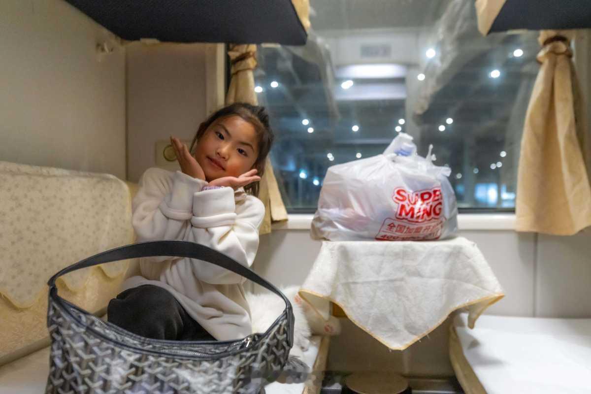 【2026春运启幕！宁波站凌晨发出回家第一车】2026年春运于2月2日启幕，至