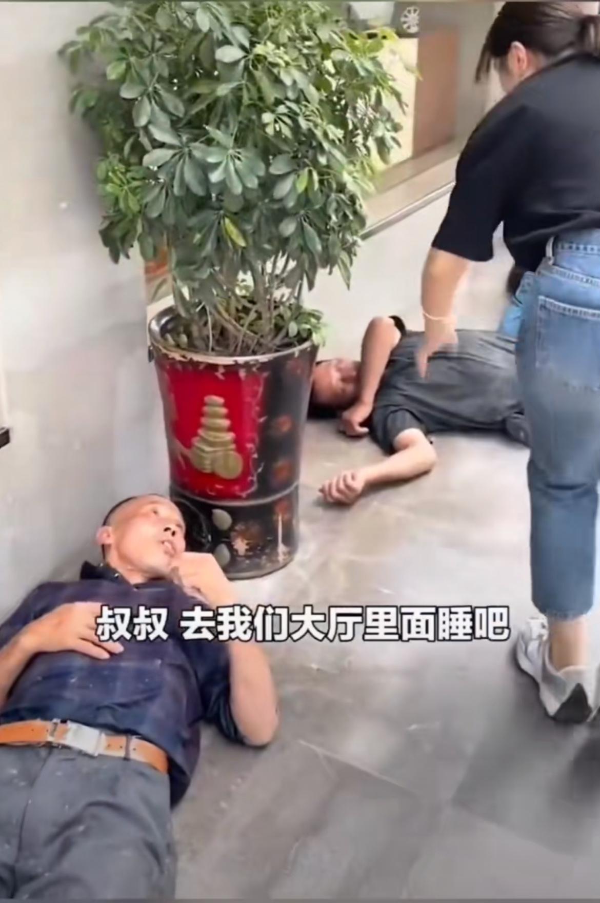 浙江金华横店正午气温直冲30多度，水泥台阶晒得发烫，三名务工师傅缩在酒店屋檐下就