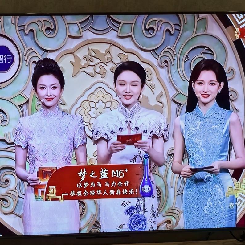 简直笑不活了这三个主持人一起出来的时候我80岁的老奶奶，突然说了一句话，她说