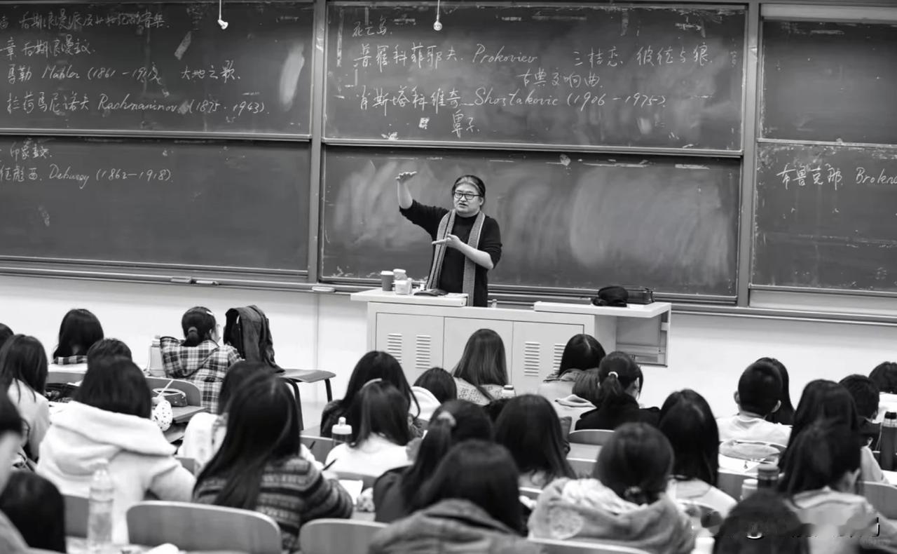 刘欢最后教的那一届学生说：“给我们上课那年，老师的身体已经不太好了。”对外经