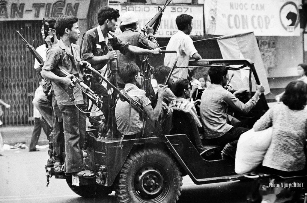 1975年4月30日，西贡街头。一辆福特M151吉普车上，挤着民族解放阵线的城市