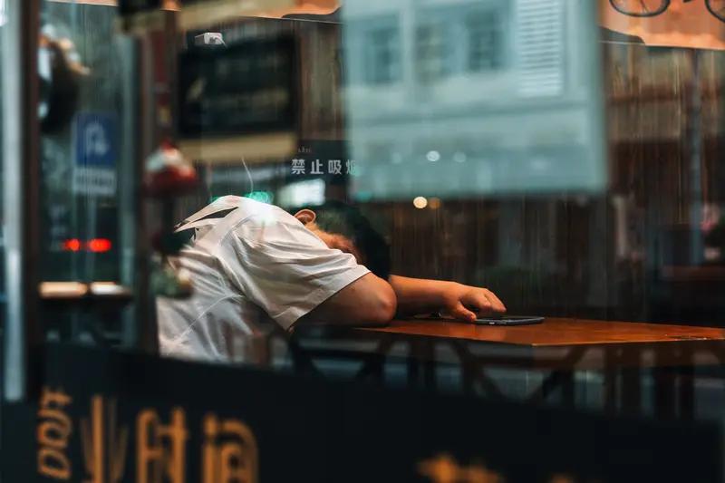 现在的我，是真累啊。每天像个上了发条的机器，早上天没亮就爬起来赶公交，到公司后一