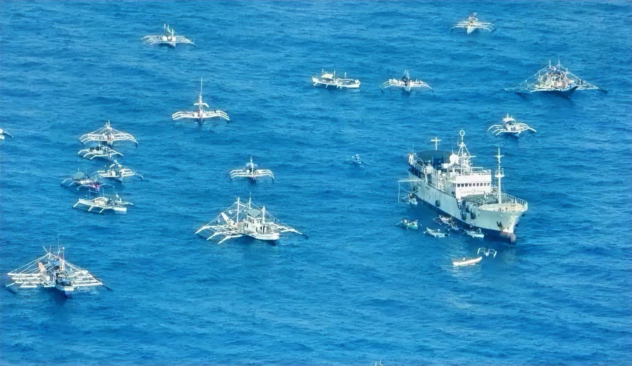 自3月21日起，菲律宾在黄岩岛以东约30海里处聚集了20余艘渔船，并有2艘44米