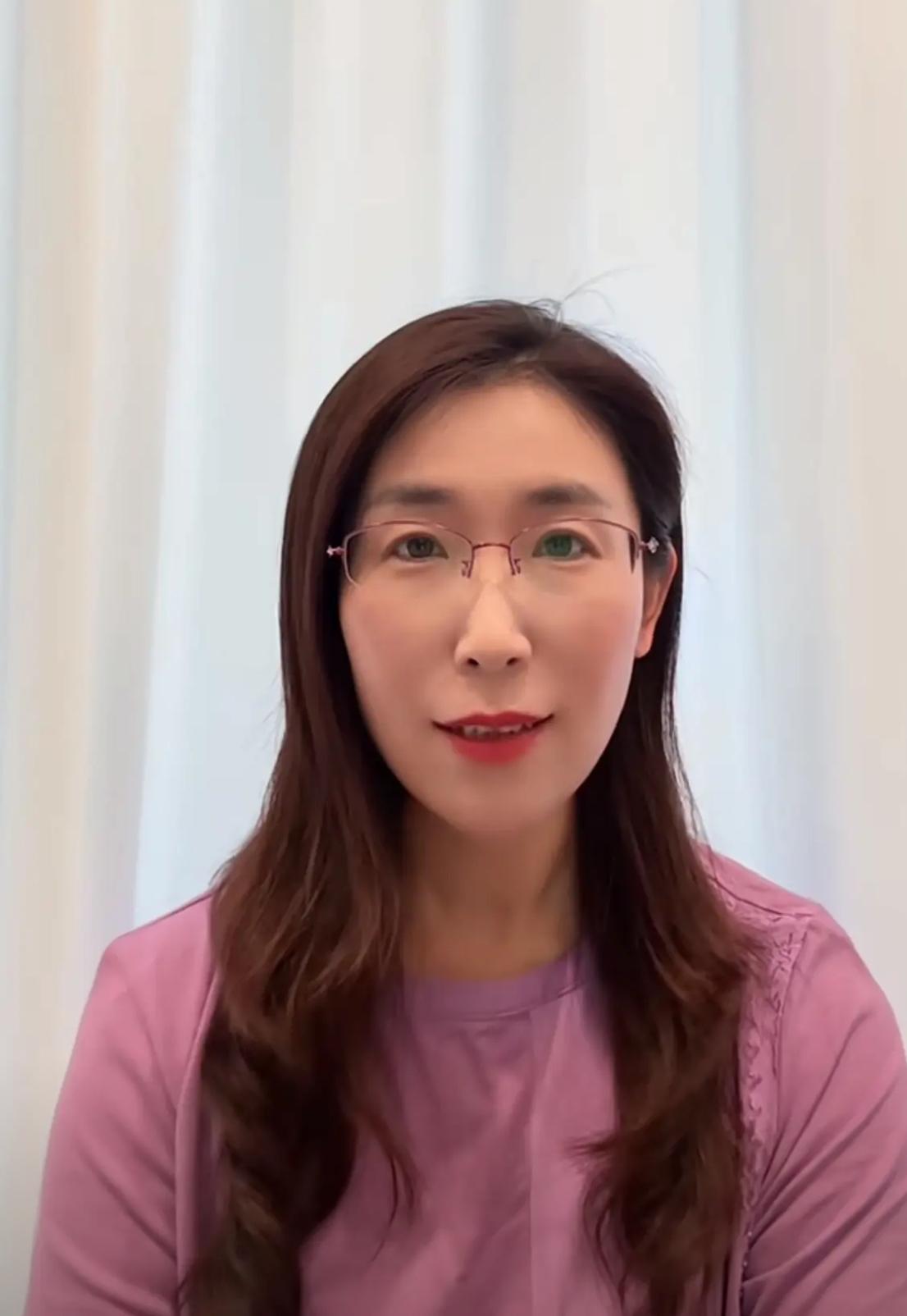 朱女士今天更新动态了，给大家带来了两个消息。第一条消息，她正式起诉第三者，要