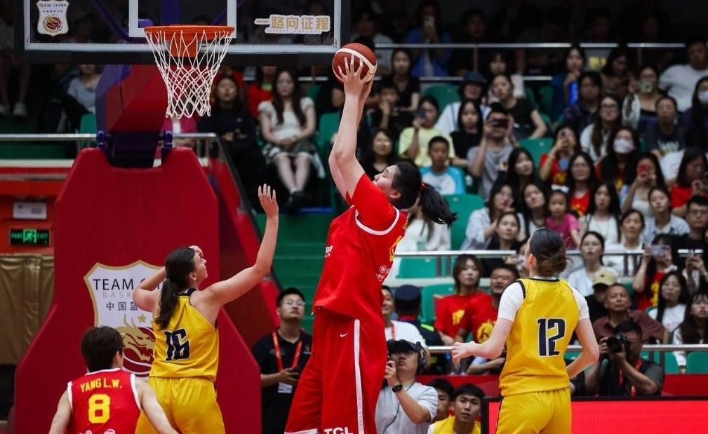 中国女篮74-69险胜巴西，一老一小两位关键人：图一：张子宇10分4篮板不突出