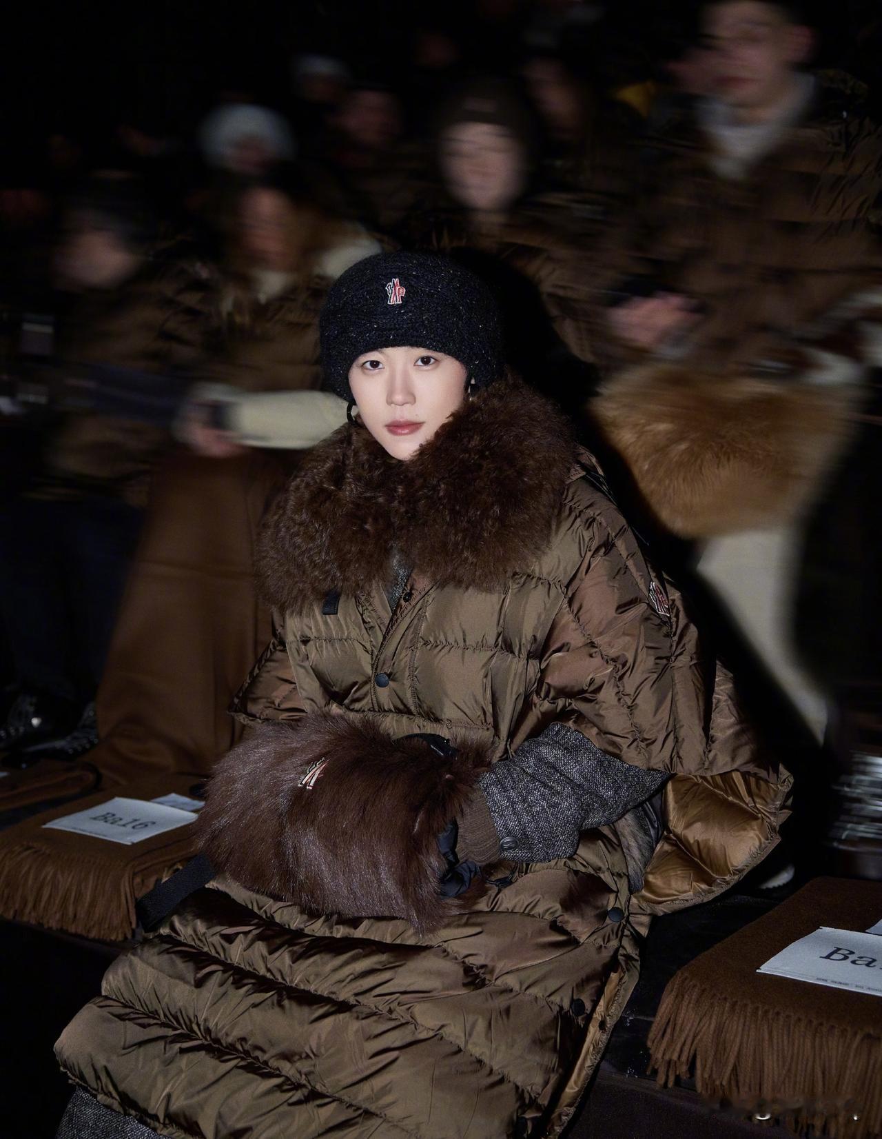 这才是看秀的正确打开方式，又美又保暖。瞧瞧窦靖童的大棉鞋，看着就脚底板暖烘烘。