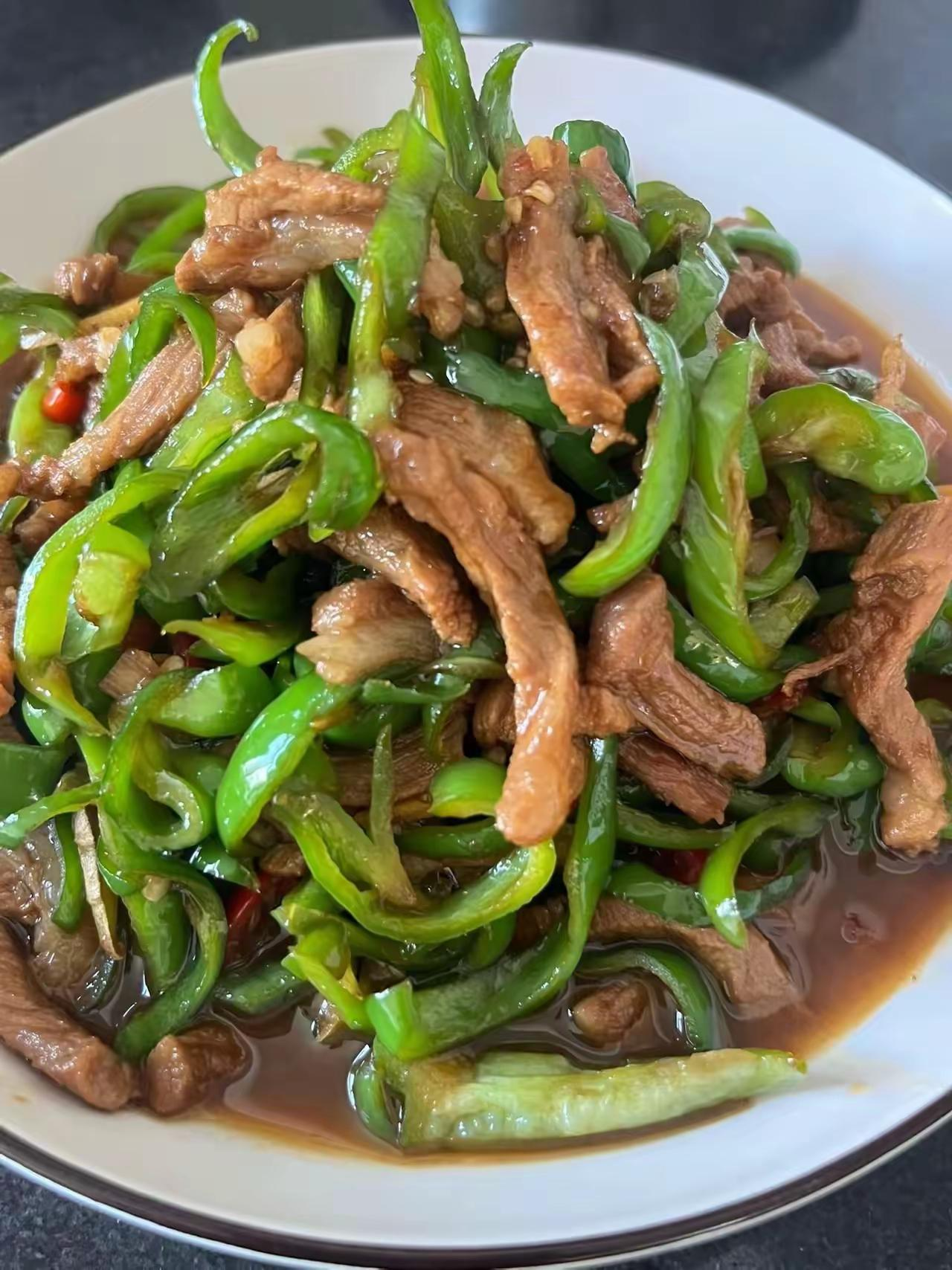青椒肉丝，手撕包菜，切三四个咸鸭蛋，浆面条配上蒸土豆，开饭
