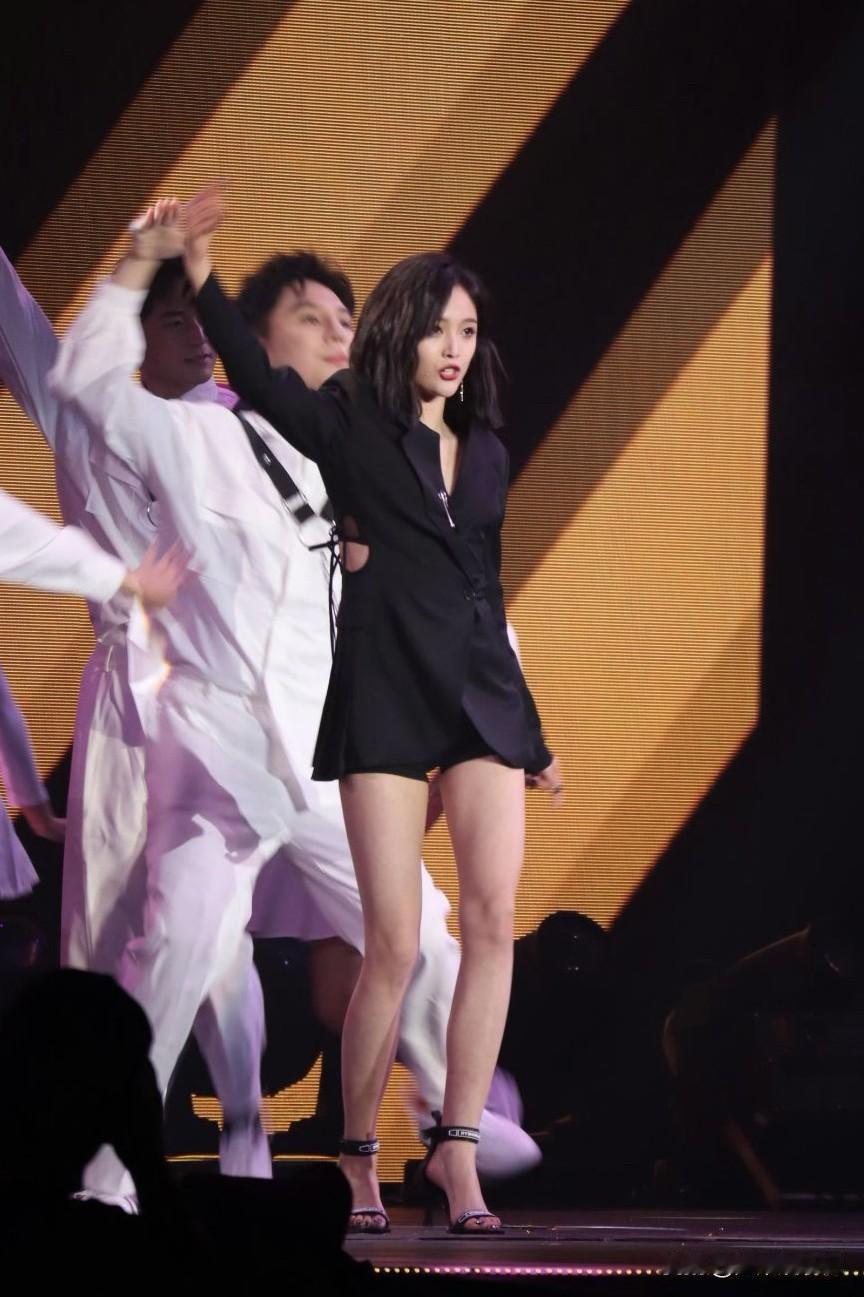 跳舞的妹妹腿上肌肉很发达