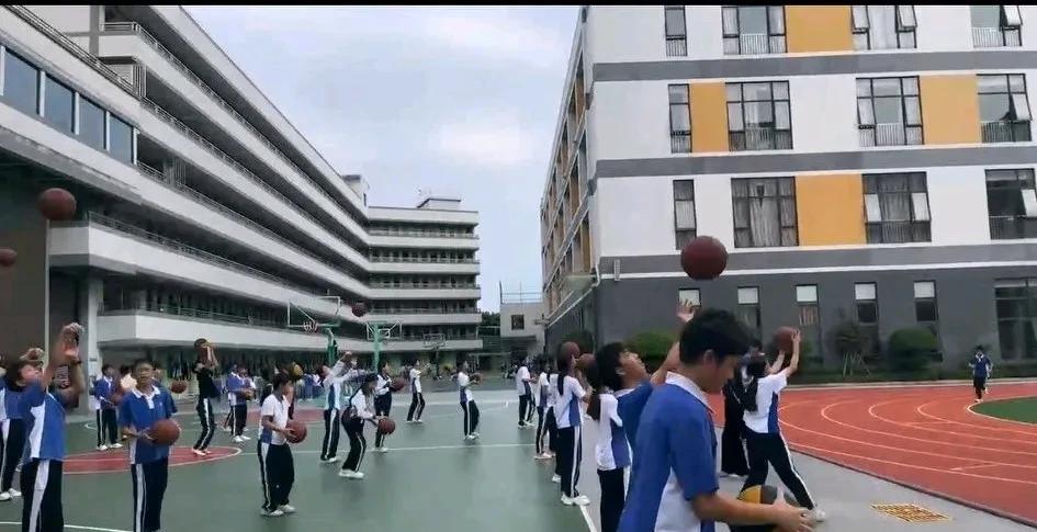 深圳的少儿医保费又涨价了，现在孩子越来越少，少儿医保费反而每年都在涨。我们也不