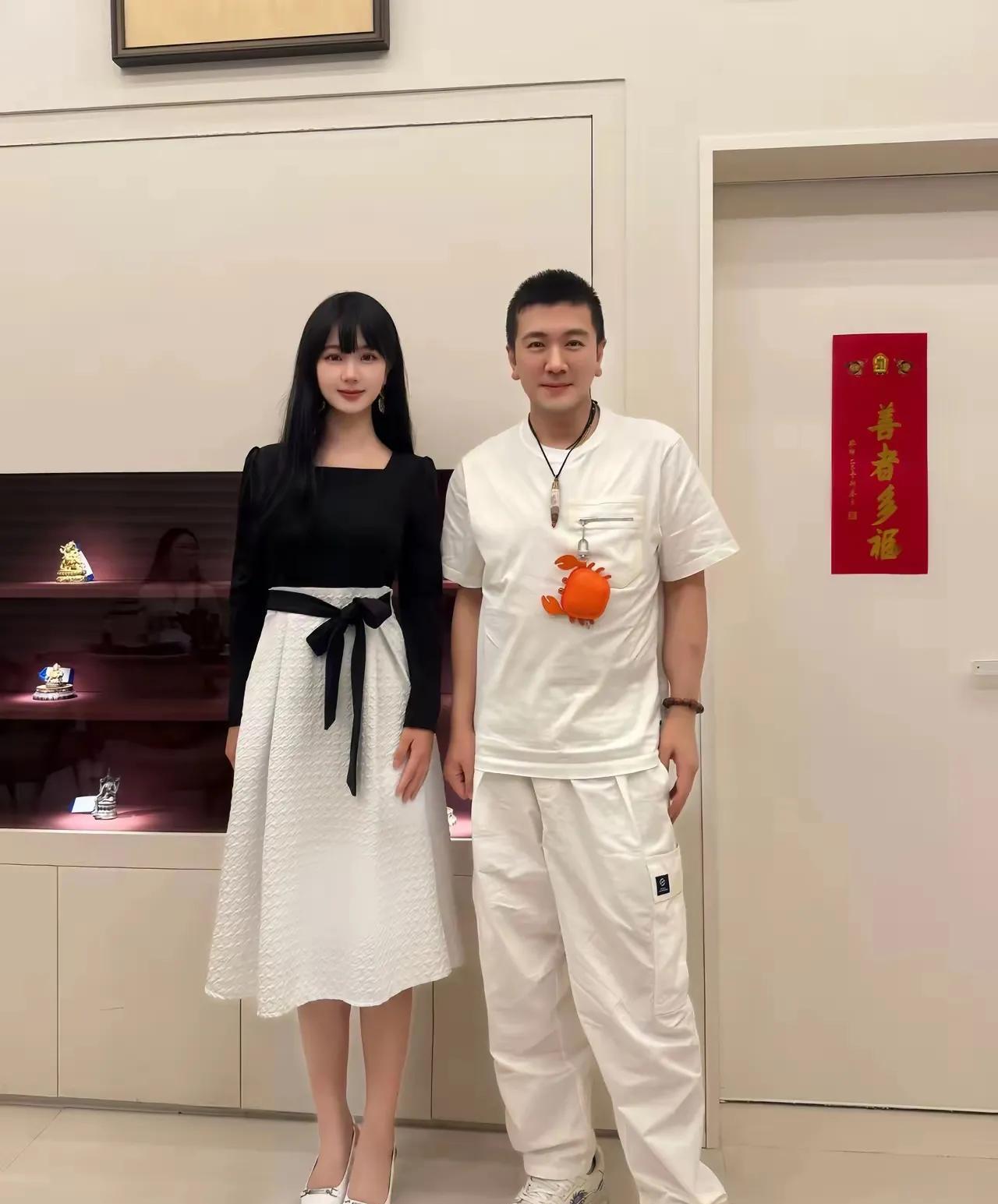 杨子都多大年龄了，外貌一点没变化身材也好，看着不像50周岁的人，还有钱追求他的女
