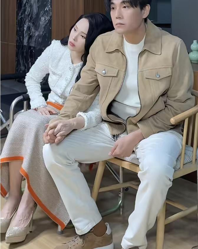 伊能静比秦昊大10岁，表面看不出来，一个细节却暴露年龄！伊能静和秦昊一起拍照，