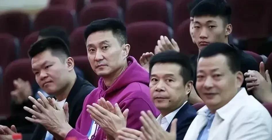 广东宏远赛季可能引援：陈国豪、邹阳、崔永熙。这三人加盟的可能性，说实话，都渺
