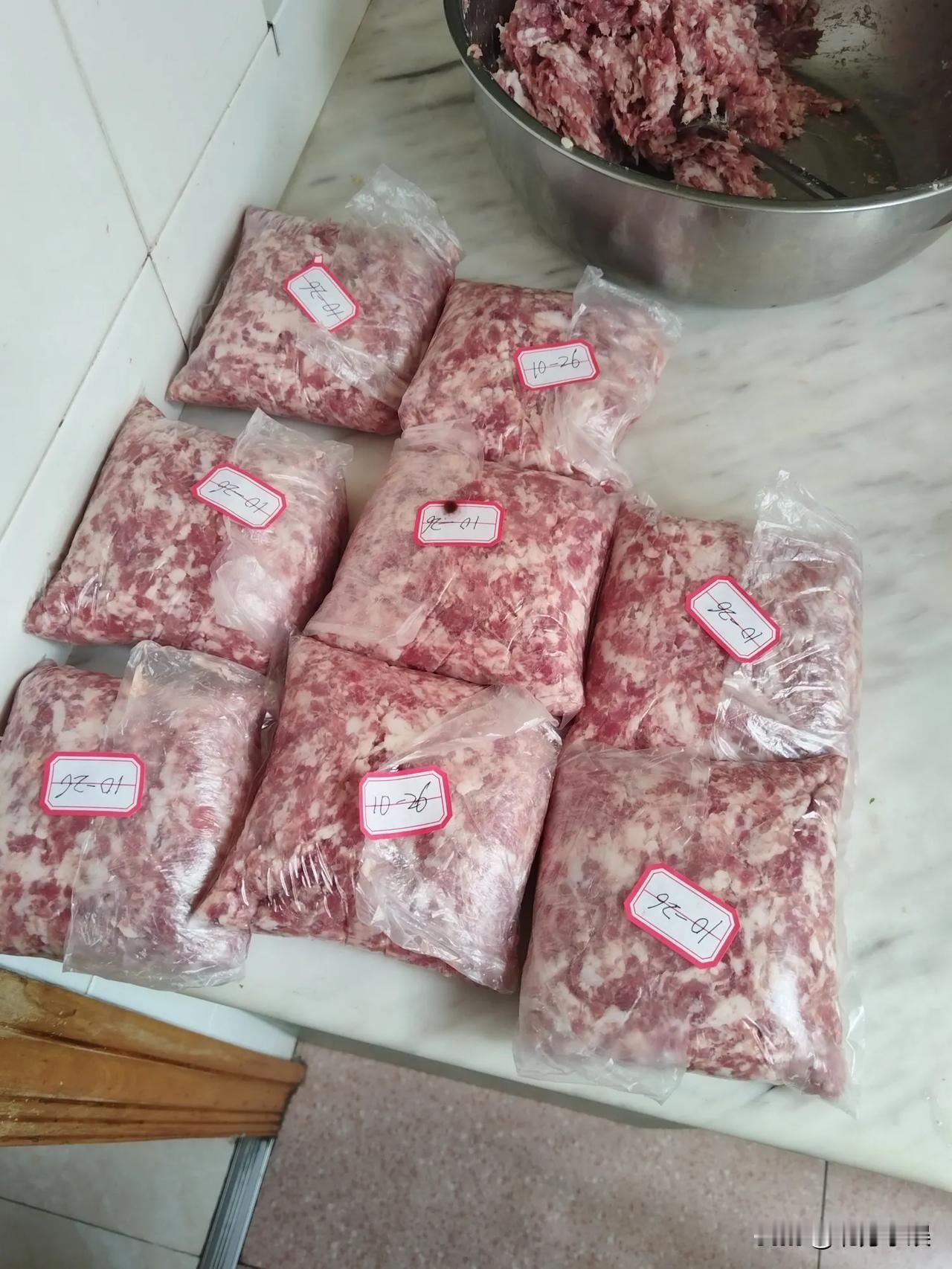 这样做简直太棒了。以前我都是买了一大块肉，剁好肉馅装在一起，吃的时候再反复