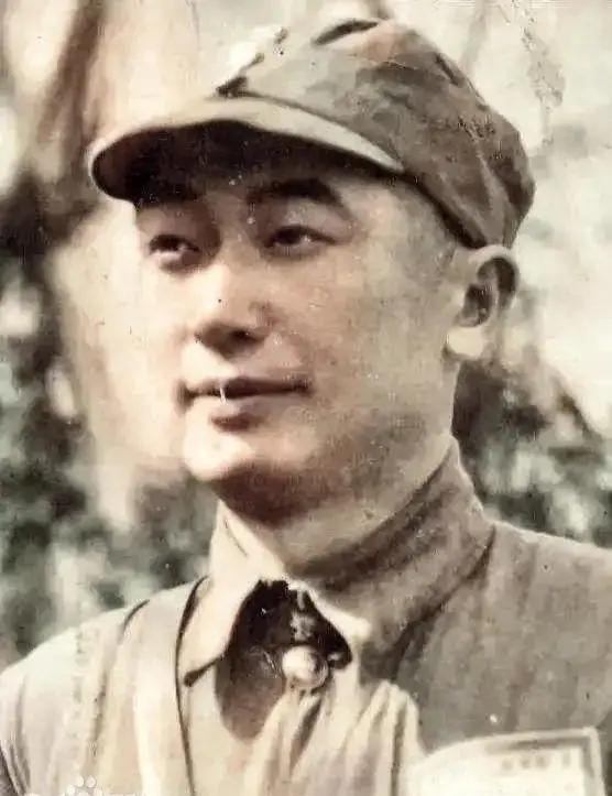 1949年，国民党准备撤往台湾时，戴安澜的遗孀王荷馨接到通知，对方开口就说：“去