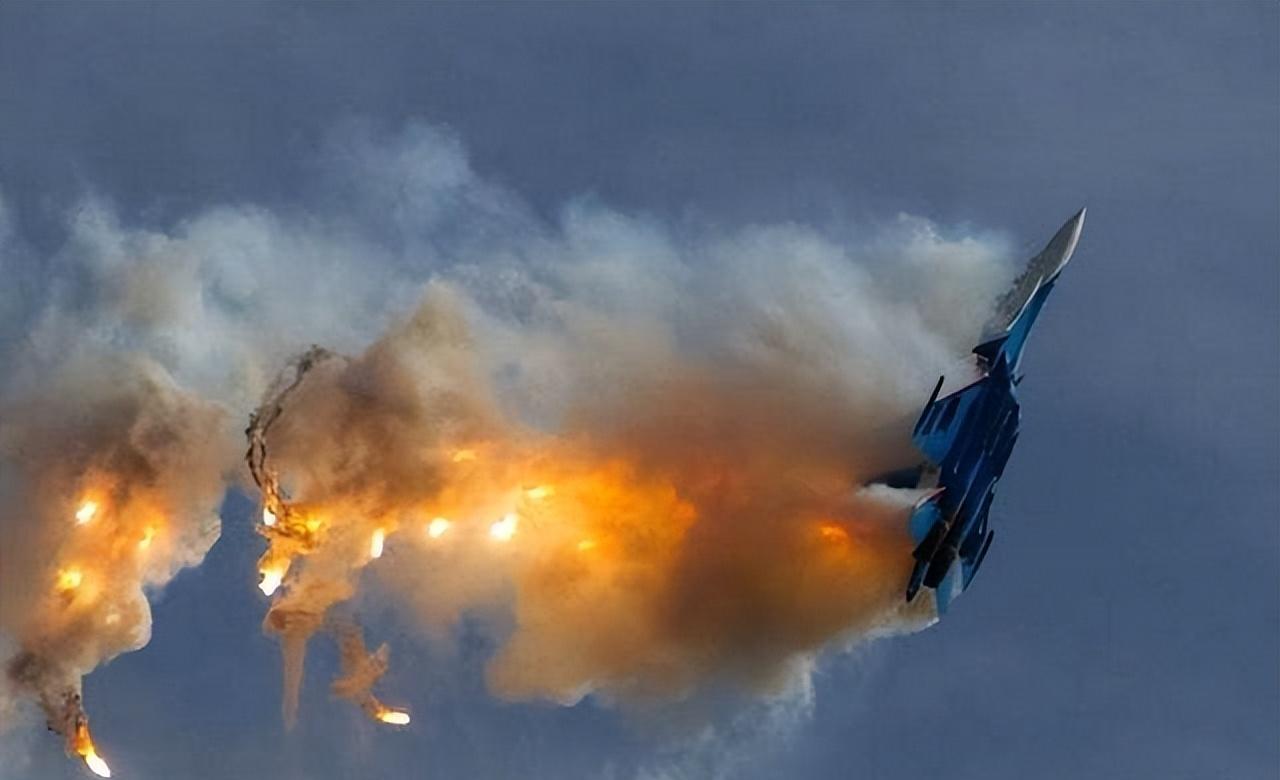 小摩托打下4代机，F-16战机凌空爆炸坠毁，乌克兰确认：飞行员当场阵亡。乌克兰