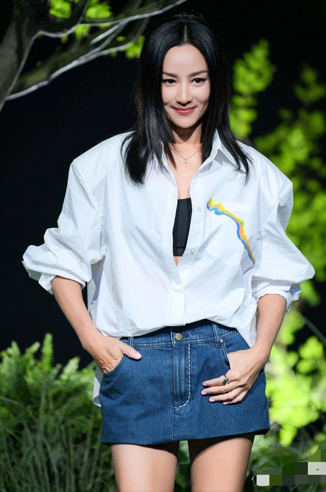 瞿颖去清迈度假碰上疫情，只好留下来，偶然遇到一位五十多岁、离了婚带着两个女儿的机