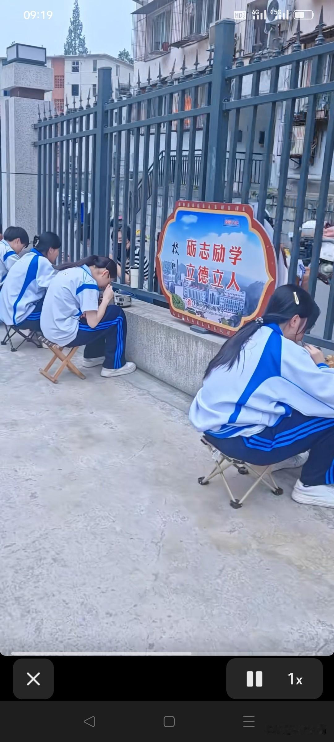 学生在围栏里吃饭，家长在围栏外驻足守护。这种现象都不知道是不是好事？读书内