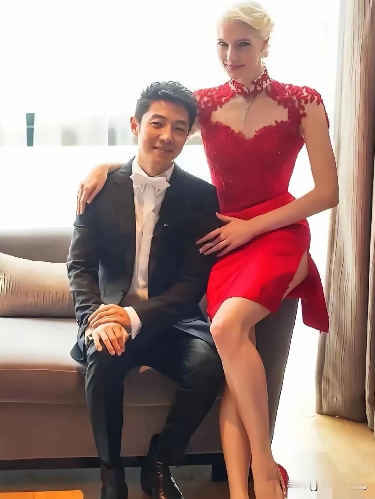 主持人问撒贝宁：“你跟老婆平时用什么语言交流？”撒贝宁说：“我跟她沟通不了