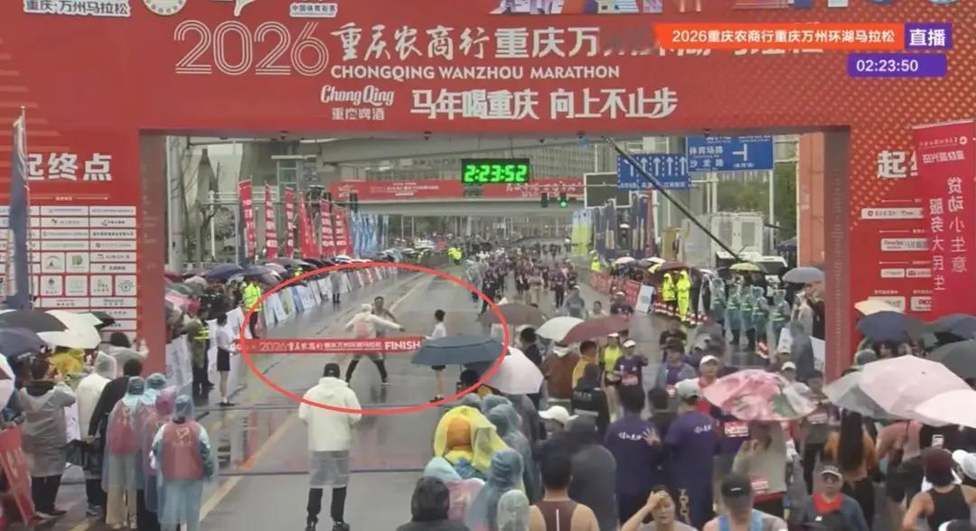 重庆马拉松上演了不和谐的一幕，全马第1名运动员准备冲刺的时候，被旁边的裁判员当成