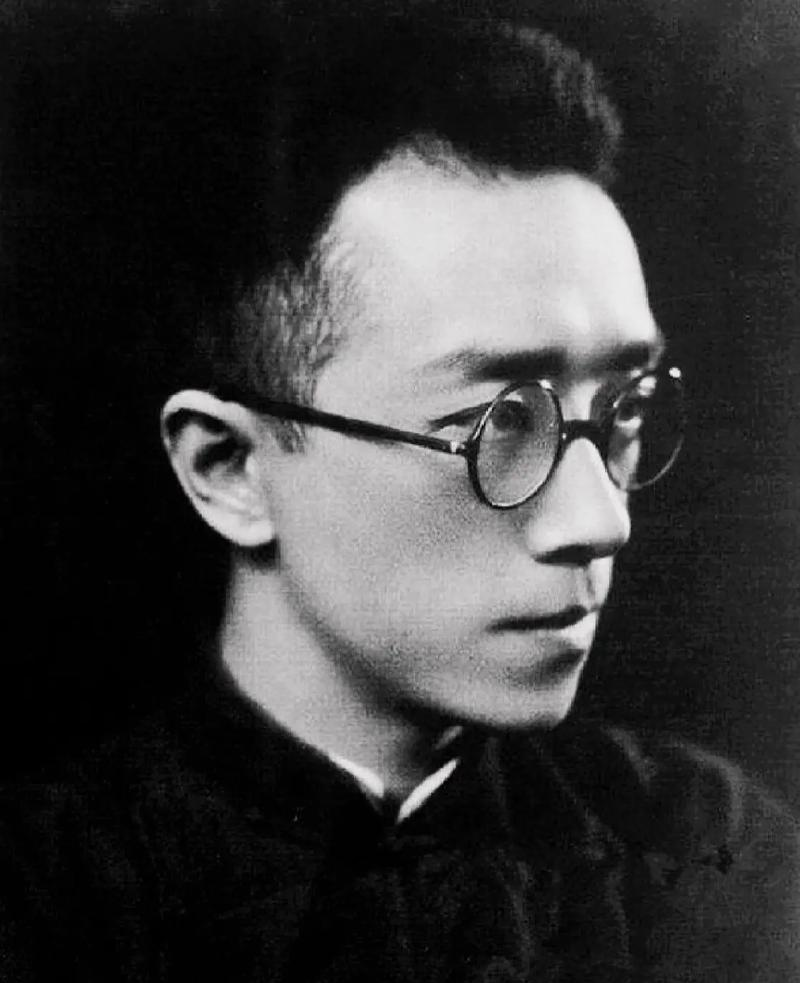 1957年9月21日，原北大校长胡适的小儿子胡思杜在家中上吊自杀，时年36岁。