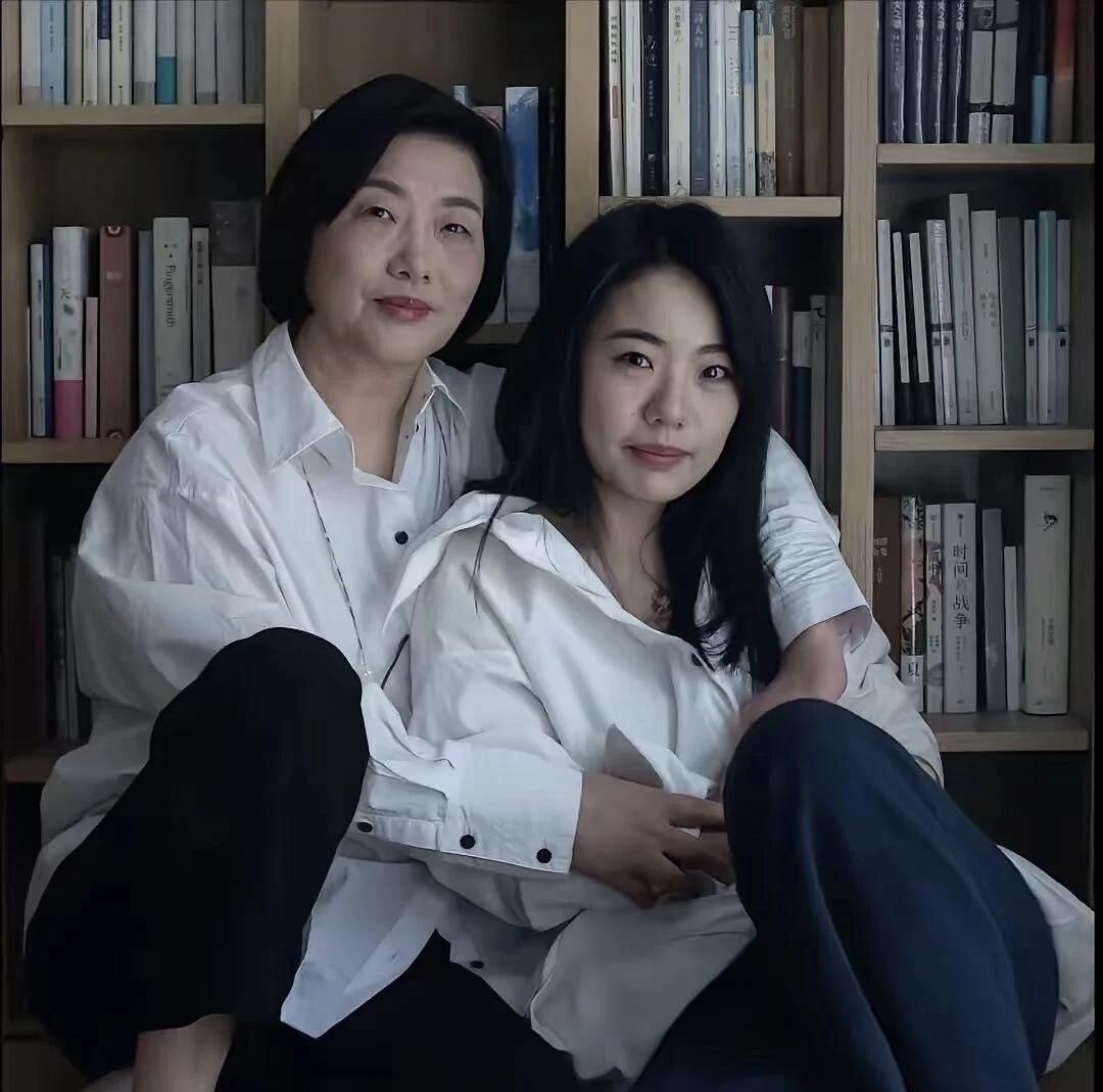 蒋方舟有个“好”妈妈。蒋方舟与她母亲尚爱兰的关系，是密不透风的“共生”。在一次访