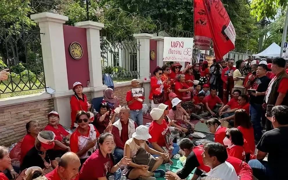他信在监狱里面还那么不老实？红衫军直接到监狱门口吃席，他们用聚餐的形式，表达他们