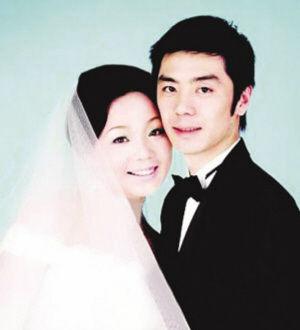 2004年，邹伟一回家就对正在煮饭的闫妮大声宣布：“我们离婚吧，房子、车子、孩子