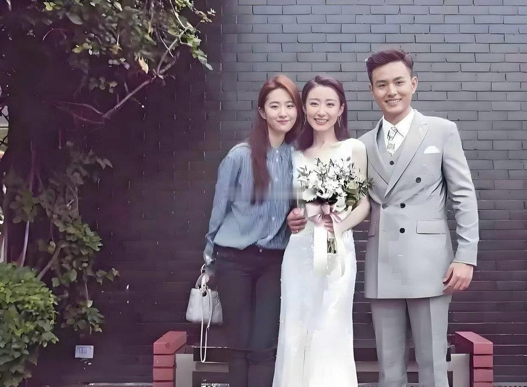 去参加婚礼的刘亦菲，也不会抢新娘风头