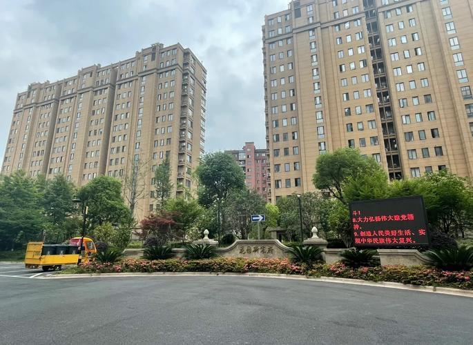 杭州二手房市场的博弈，现在白热化了。房东现在看到市场有点回暖了，死死咬住价格，说